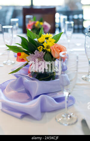 Centre de table floral avec chemin de table violet à grande table Banque D'Images