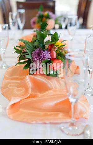 Centre de table floral sur table à manger formelle Banque D'Images