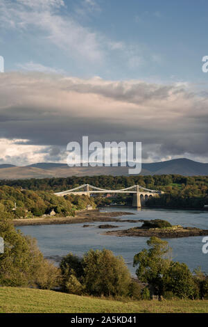 Susupension Menai pont sur le détroit de Menai. L'un des deux ponts reliant l'île d'Anglesey au continent de pays de Galles. Banque D'Images