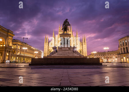 Lever du soleil sur la Piazza del Duomo, y compris la cathédrale, Milan, Italie Banque D'Images