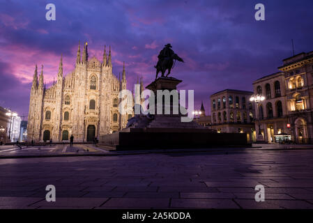 Lever du soleil sur la Piazza del Duomo, y compris la cathédrale, Milan, Italie Banque D'Images