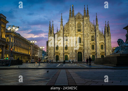 Lever du soleil sur la Piazza del Duomo, y compris la cathédrale, Milan, Italie Banque D'Images