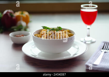 Indiens Les Indiens : Le petit-déjeuner sur la table catalogue shot.45° Vue de l'avant. Banque D'Images