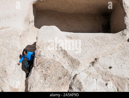 Femme à la découverte d'Uchisar, Göreme, Cappadoce, Nevsehir, Turquie Banque D'Images