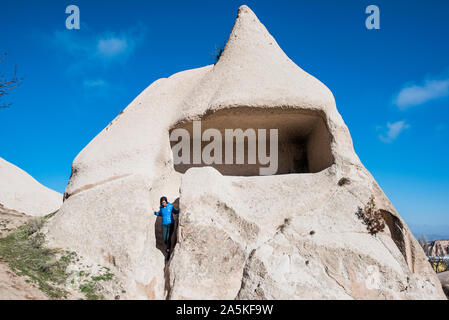 Femme à la découverte d'Uchisar, Göreme, Cappadoce, Nevsehir, Turquie Banque D'Images