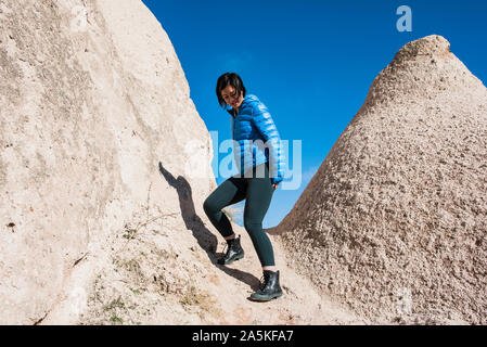 Femme à la découverte d'Uchisar, Göreme, Cappadoce, Nevsehir, Turquie Banque D'Images