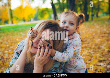 Devinez qui fille fermer les yeux pour mère Banque D'Images