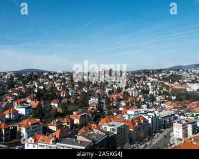 La ville de Bratislava depuis la tour du château. Beau ciel bleu et orange les toits. La lumière du jour. Situé en Slovaquie. Panorama imprenable de la capitale. Banque D'Images