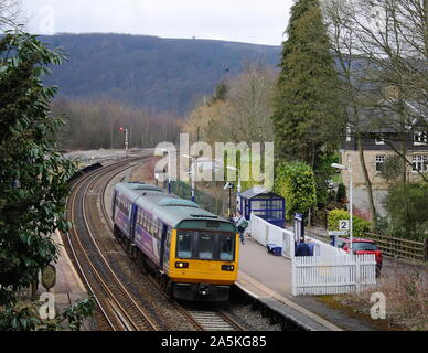 Northern Rail Class 142 (Pacers) passant par Grindleford, Derbyshire Banque D'Images