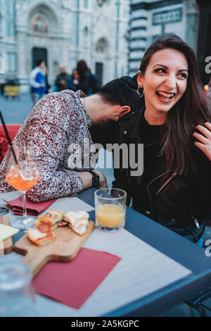 Man leaning head contre l'épaulement de woman in cafe, Santa Maria del Fiore, Florence, Toscane, Italie Banque D'Images