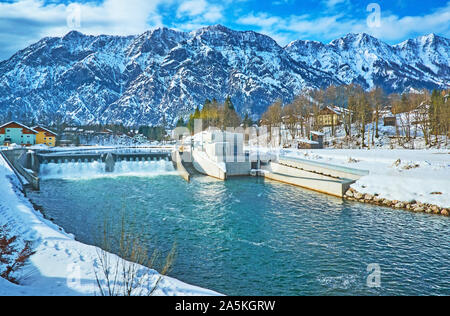 L'harfang des rives de la rivière Traun avec vue sur barrage avec deux passes (fischtreppe) sur les côtés et rocky Alpes Dachstein sur l'arrière-plan, Salzkamm Banque D'Images