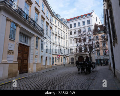 Le 8 mars 2019. Une belle rue propre dans le centre-ville de Vienne, Autriche. L'architecture de Nice. Visite touristique de Vienne en calèche. Banque D'Images