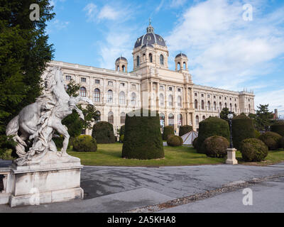 8 mars 2019, Natural History Museum, Vienne (Autriche). La lumière du jour. Beau ciel bleu. Le bâtiment est un grand musée constitué entre 1872 et 1889 Banque D'Images