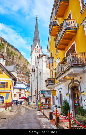 HALLSTATT, Autriche - 25 février 2019 : à pied de la place du marché historique, pittoresque bordée de villas, des hôtels et restaurants touristiques, le 25 février à H Banque D'Images