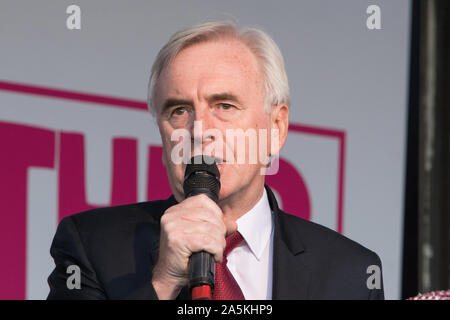 Westminster, London, UK. 19 octobre 2019. Shadow Chancellor John McDonnell MP s'adresse à la foule à la place du Parlement. Les députés ont voté en faveur d'Oliver Letwin MP amendement à l'accord du gouvernement Brexit. Des centaines de milliers de partisans du "vote du peuple' convergent sur Westminster pour un "dernier mot" sur le premier ministre Boris Johnson dans les Brexit traiter. Les hommes politiques, aux côtés des stars face aux rassemblement à la place du Parlement. Banque D'Images