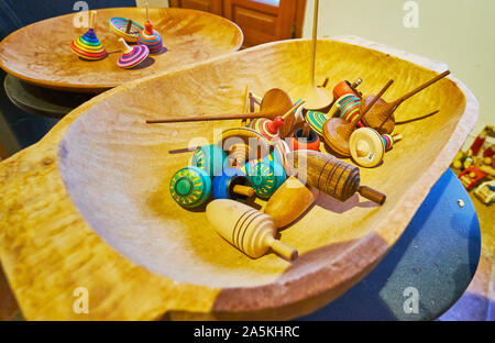 Le bol sculpté en bois faits à la main whirlabouts avec d'autre couleur et forme en atelier de charpentier de Halltatt, Salzkammergut, Autriche Banque D'Images