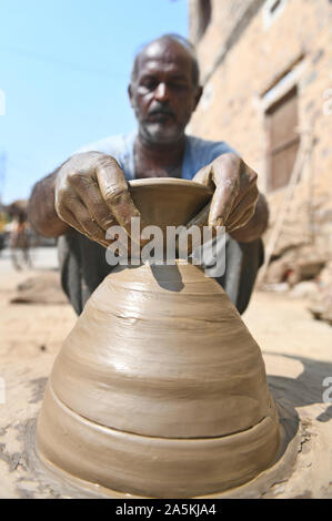 Une lampe d'argile prépare potter ou diya sur potter's wheel en sa résidence avant de Diwali festival à Beawar, Rajasthan. Photo/Sumit Mamadou Diop Banque D'Images