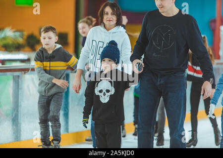 LVIV, UKRAINE - 3 Février 2019 : comment patiner sur glace ski Banque D'Images