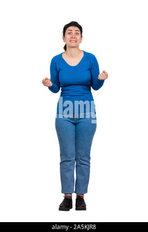 Jeune brunette woman holding furieux les poings serrés et serre les dents. Fille en colère prêt commencer un combat. Les émotions négatives, agressives pleine longueur portrai Banque D'Images