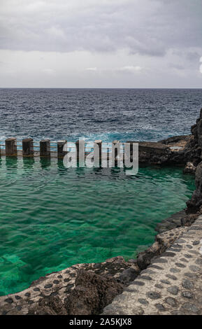 L'eau de mer piscine naturelle, avec l'océan Atlantique et nuages de fond, Charco Azul, l'île de La Palma, îles Canaries, Espagne Banque D'Images