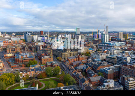 Photo aérienne du centre-ville de Leeds au Royaume-Uni montrant l'Hôtel de ville de Leeds et les travaux de construction en cours sur la tour Banque D'Images