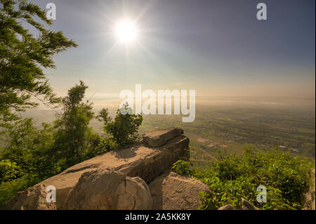 Belle vue à Khao Phraya Doenthong point de vue dans la matinée dans la province de Lopburi, Thaïlande. Destination Voyage concept et idée historique Banque D'Images