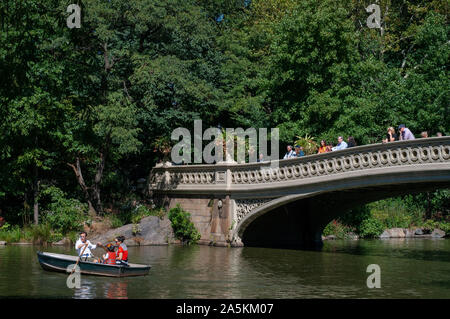 Jeune couple en bateau à rames sur le lac de Central Park, à New York City, USA Banque D'Images