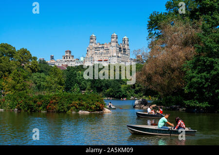 Jeune couple en bateau à rames sur le lac de Central Park, à New York City, USA Banque D'Images