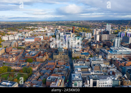 Photo aérienne du centre-ville de Leeds au Royaume-Uni montrant l'Hôtel de ville de Leeds et les travaux de construction en cours sur la tour Banque D'Images