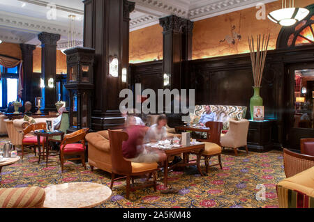 Hall de l'hôtel Algonquin, New York City, New York State, USA. L'hôtel, qui est un monument historique de la ville de New York, a été ouvert en 1902. Banque D'Images