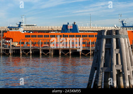 Staten Island Ferry à Statein Island Harbour City skyline, New York City, New York, USA Banque D'Images