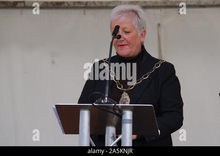 Tynemouth, Angleterre, 21 octobre 2019. Le Président du Conseil, le conseiller municipal de Tyneside Nord Wendy Lott accueillant des invités et membres du grand public à l'assemblée annuelle toast à l'Amiral Lord Collingwood Collingwood à's Monument à Tynemouth sur Trafalgar Day. Banque D'Images