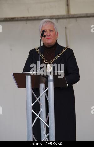 Tynemouth, Angleterre, 21 octobre 2019. Le Président du Conseil, le conseiller municipal de Tyneside Nord Wendy Lott accueillant des invités et membres du grand public à l'assemblée annuelle toast à l'Amiral Lord Collingwood Collingwood à's Monument à Tynemouth sur Trafalgar Day. Banque D'Images