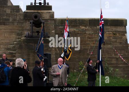 Tynemouth, Angleterre, 21 octobre 2019. Membre de l'Association Royal Naval le raisiong blue ensign toast à l'assemblée annuelle à l'Amiral Lord Collingwood Collingwood à's Monument à Tynemouth sur Trafalgar Day. Banque D'Images