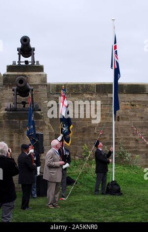 Tynemouth, Angleterre, 21 octobre 2019. Membre de l'Association Royal Naval le raisiong blue ensign toast à l'assemblée annuelle à l'Amiral Lord Collingwood Collingwood à's Monument à Tynemouth sur Trafalgar Day. Banque D'Images