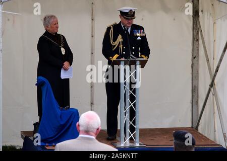 Tynemouth, Angleterre, 21 octobre 2019. Le Commodore Phil Waterhouse RN ADC, commandant régional de la Marine, dans le Nord de l'Angleterre, la prestation de l'Oraison funèbre à l'assemblée annuelle toast à l'Amiral Lord Collingwood Collingwood à's Monument à Tynemouth sur Trafalgar Day. Banque D'Images