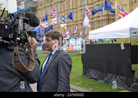 Westminster, London, UK. 21 Oct, 2019. Andrew Bridgen MP, membre du parti conservateur soutenant Brexit ERG est interviewé sur College Green par un canal 4 de l'équipage de l'appareil photo. G.P. Essex/Alamy Live News Banque D'Images