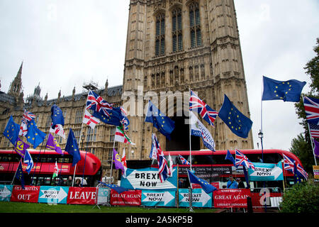 Chambres du Parlement le 21 octobre 2019. Drapeaux en face de St Stephen's Gate. Banque D'Images