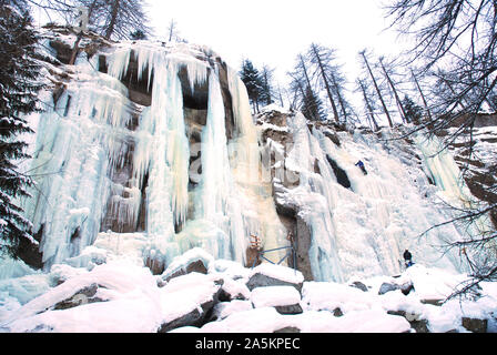 Mountaineer monte dans un cascade dans les Alpes du Piémont, en Italie. Banque D'Images