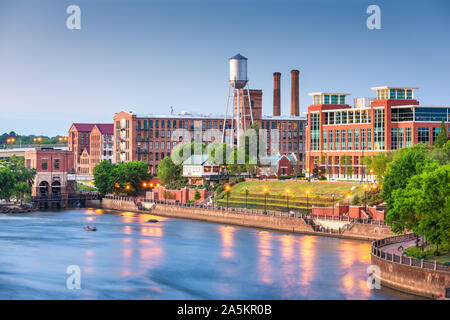 Columbus, Géorgie, USA Centre-ville sur la rivière Chattahoochee au crépuscule. Banque D'Images