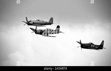 Corsair Goodyear FG-1D, Grumman F8F Bearcat et Hawker Sea Fury T.20 WG655 volant en formation à l'Flying Legends Airshow le 14 juillet 2019 Banque D'Images