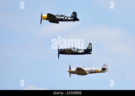 Corsair Goodyear FG-1D, Grumman F8F Bearcat et Hawker Sea Fury T.20 WG655 volant en formation à l'Flying Legends Airshow le 14 juillet 2019 Banque D'Images