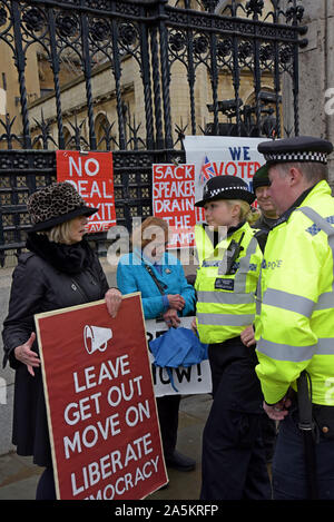 Westminster, London, UK. 21 octobre 2019. Brexit rester et laisser les militants se sont réunis et ont échangé leurs commentaires à l'extérieur chauffé le Palais de Westminster à nouveau aujourd'hui que MP's ont continué à débattre Brexit. G.P. Essex/Alamy Live News. Banque D'Images