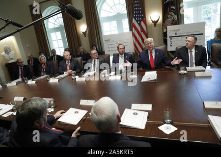 Octobre 21, 2019, Washington, District of Columbia, États-Unis : le Président des Etats-Unis, Donald J. Trump, centre, parle au cours d'une réunion du Cabinet à la Maison Blanche à Washington, DC Le 21 octobre 2019. Sur la photo de gauche à droite : le directeur par intérim, Bureau de la gestion et du Budget (OMB) Russell Vought, secrétaire de l'éducation Betsy DeVos, secrétaire de l'Intérieur David Bernhardt, administrateur de l'Environmental Protection Agency des États-Unis Andrew Wheeler, secrétaire de la Santé et des Services sociaux (HHS) Alex Azar, le Président, et le secrétaire d'Etat américain Mike Pompeo (crédit Image : © Yuri Banque D'Images