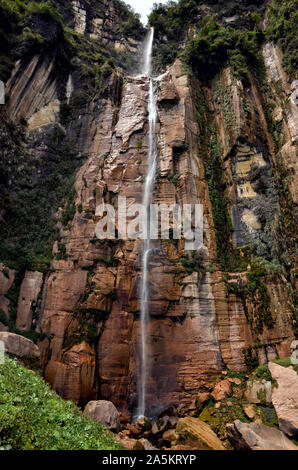 Grande cascade de Yumbilla nord du Pérou près de Chachapoyas Cuispes. Se compose de 4 sauts avec 896 m de haut. Banque D'Images