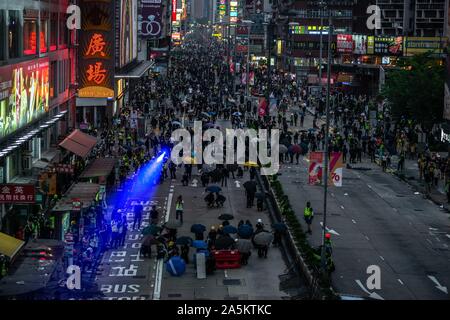 Hong Kong, Chine. 20 Oct, 2019. La police anti-émeute et manifestants s'affrontent sur Nathan Road.protestataires défient l'interdiction de démonstration, anti-masque droit dans Hong Kong et continuer à protester contre l'ensemble de Hong Kong pour la 20e semaine consécutive. Après une marche de quelques heures de Tsim Sha Tsui à la vitesse de la gare de train, des affrontements entre les manifestants et la police anti-émeute a eu lieu dans différentes parties de Kowloon. Credit : SOPA/Alamy Images Limited Live News Banque D'Images