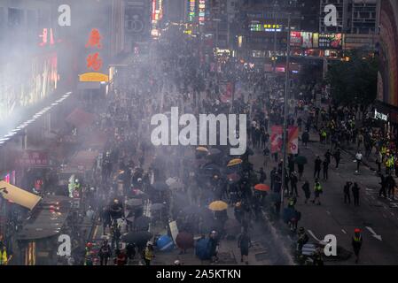 Hong Kong, Chine. 20 Oct, 2019. La police anti-émeute et manifestants s'affrontent sur Nathan Road.protestataires défient l'interdiction de démonstration, anti-masque droit dans Hong Kong et continuer à protester contre l'ensemble de Hong Kong pour la 20e semaine consécutive. Après une marche de quelques heures de Tsim Sha Tsui à la vitesse de la gare de train, des affrontements entre les manifestants et la police anti-émeute a eu lieu dans différentes parties de Kowloon. Credit : SOPA/Alamy Images Limited Live News Banque D'Images