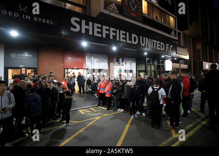 Sheffield United fans attendre pour les joueurs d'arriver avant le match de Premier League Lane, Sheffield. Banque D'Images