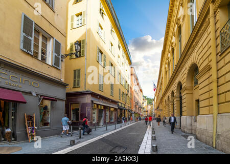 L'une des rues principales menant à la vieille ville et le Vieux Nice dans le centre historique de la ville de Nice, France, sur la côte d'Azur. Banque D'Images