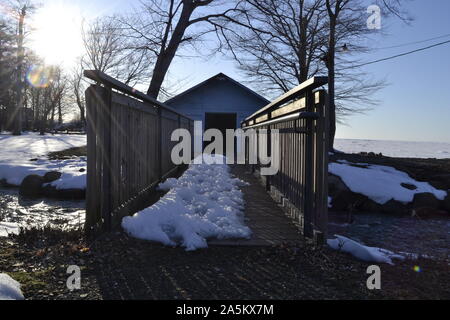 Maison du lac en hiver avec de la neige Banque D'Images